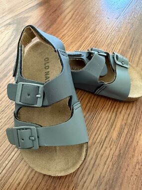 Old Navy infant baby Gray Double-Buckle Open-Toe Sandals Velcro 6-12 month